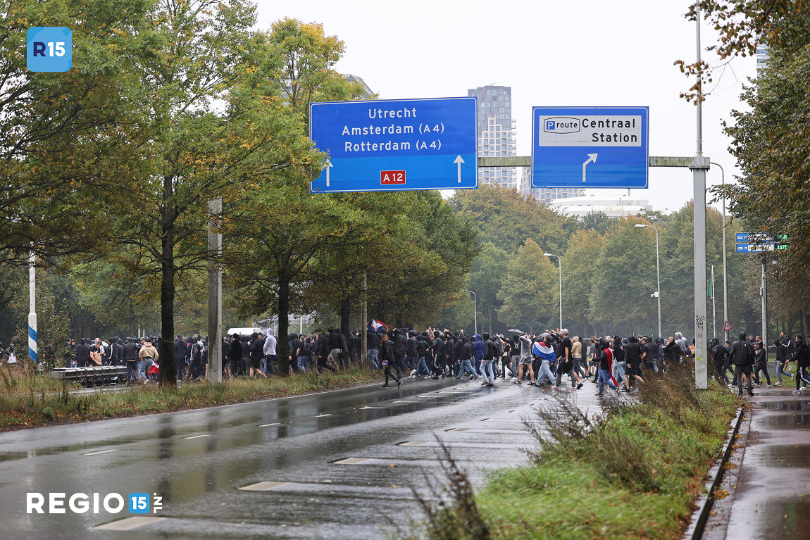 regio15's tweet photo. Nu online: demonstratie van 'rechts Nederlands' op het #Malieveld in #DenHaag. Deel demonstranten bezet beide rijbanen van de #A12. https://t.co/J61Dqr1DYw https://t.co/b0eOLH98jj