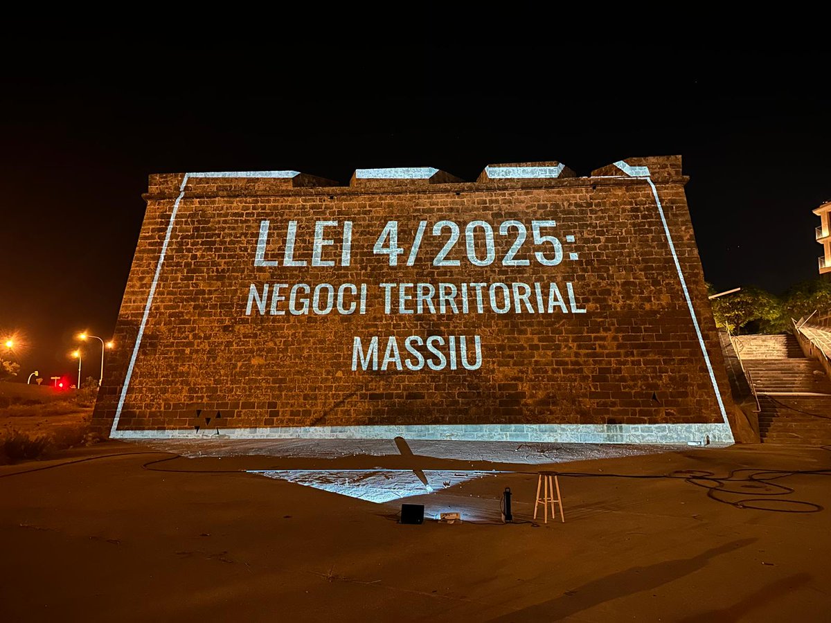 📽️Compartim acció de conscienciació de la plataforma 'Mallorca per viure, no per especular' a les murades de Ciutat.

🤥La llei del sòl no aporta solucions al problema de l'exclusió habitacional de cada vegada més famílies treballadores; és política al servei del negoci privat.