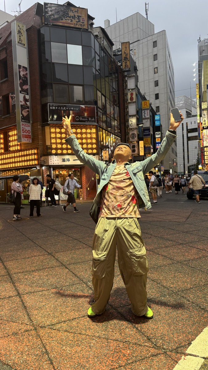 新宿にミアナシメント顔だらけTシャツ降臨😭😭😭😭