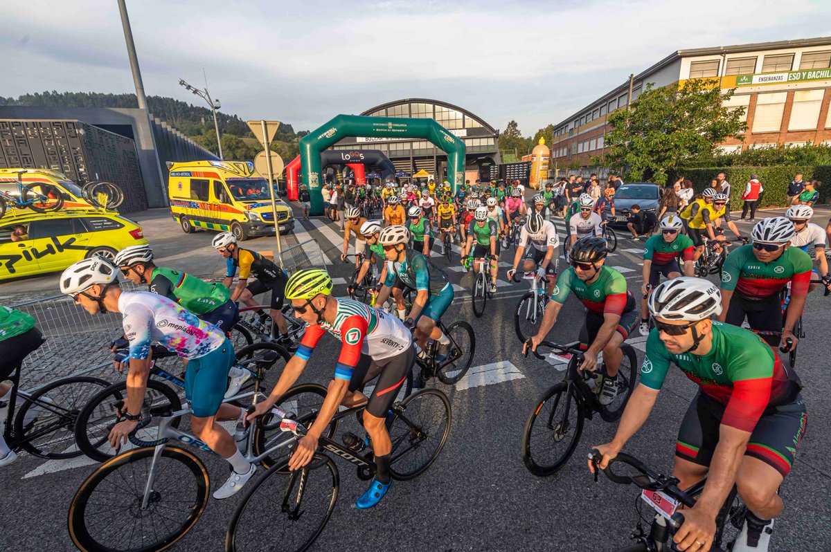 Torrelavega_es's tweet photo. 🚴♂️La 2ª Marcha Cicloturista #LaÓscarFreire está recorriendo las carreteras, con cerca de 300 participantes, que tomaban la salida a primera hora en la Bolera Severino Prieto de Torrelavega
Más📸 Facebook Ayuntamiento Torrelavega
#sentireldeporte #Torrrelavega #Torrelaveganízate https://t.co/cunqjHuYcE