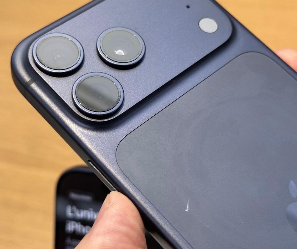 qatnology's tweet image. لو خذت ايفون 17 برو هالسنة يفضل تاخذ معاه كڤر من البداية

من الصور المنتشرة ، الجوال سهل ينخدش 🫠
هذي بعض الامثلة