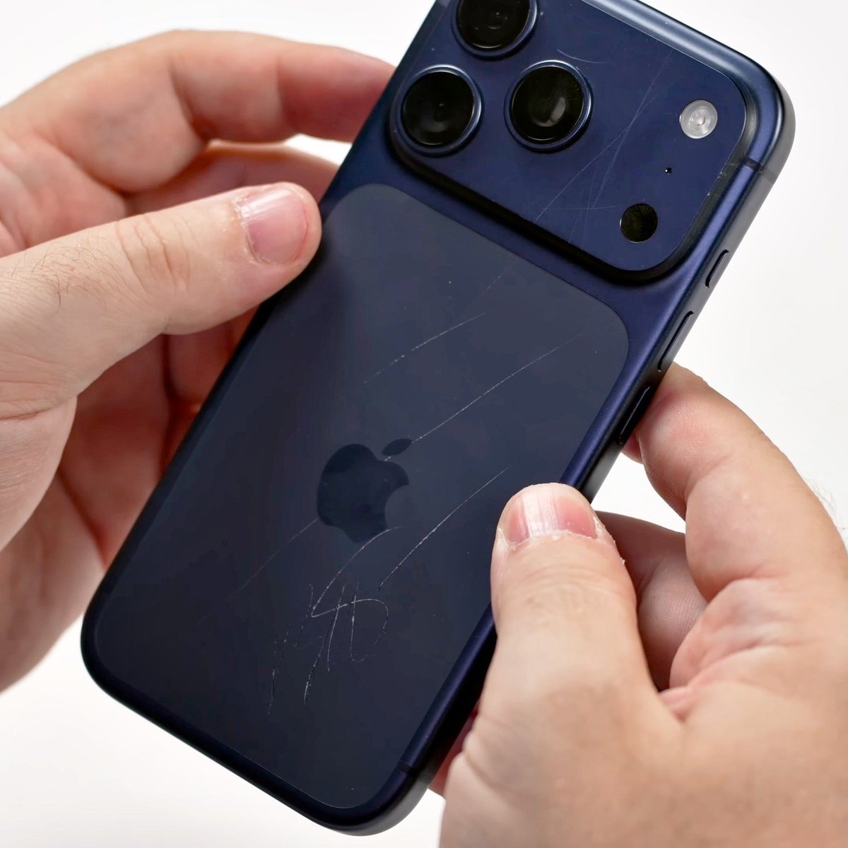 qatnology's tweet image. لو خذت ايفون 17 برو هالسنة يفضل تاخذ معاه كڤر من البداية

من الصور المنتشرة ، الجوال سهل ينخدش 🫠
هذي بعض الامثلة