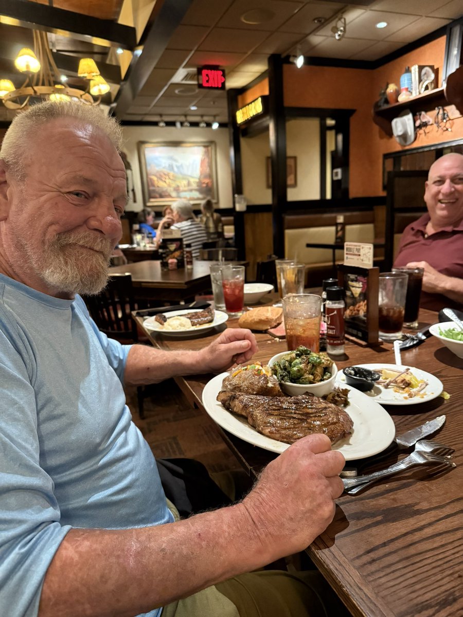 ChestnutTim's tweet image. I don’t think I ever hadda better time ! !!
The crew @ Longhorn Steakhouse last evening waiving goodbye to summer and welcoming Autumn 🍁🍂🎃