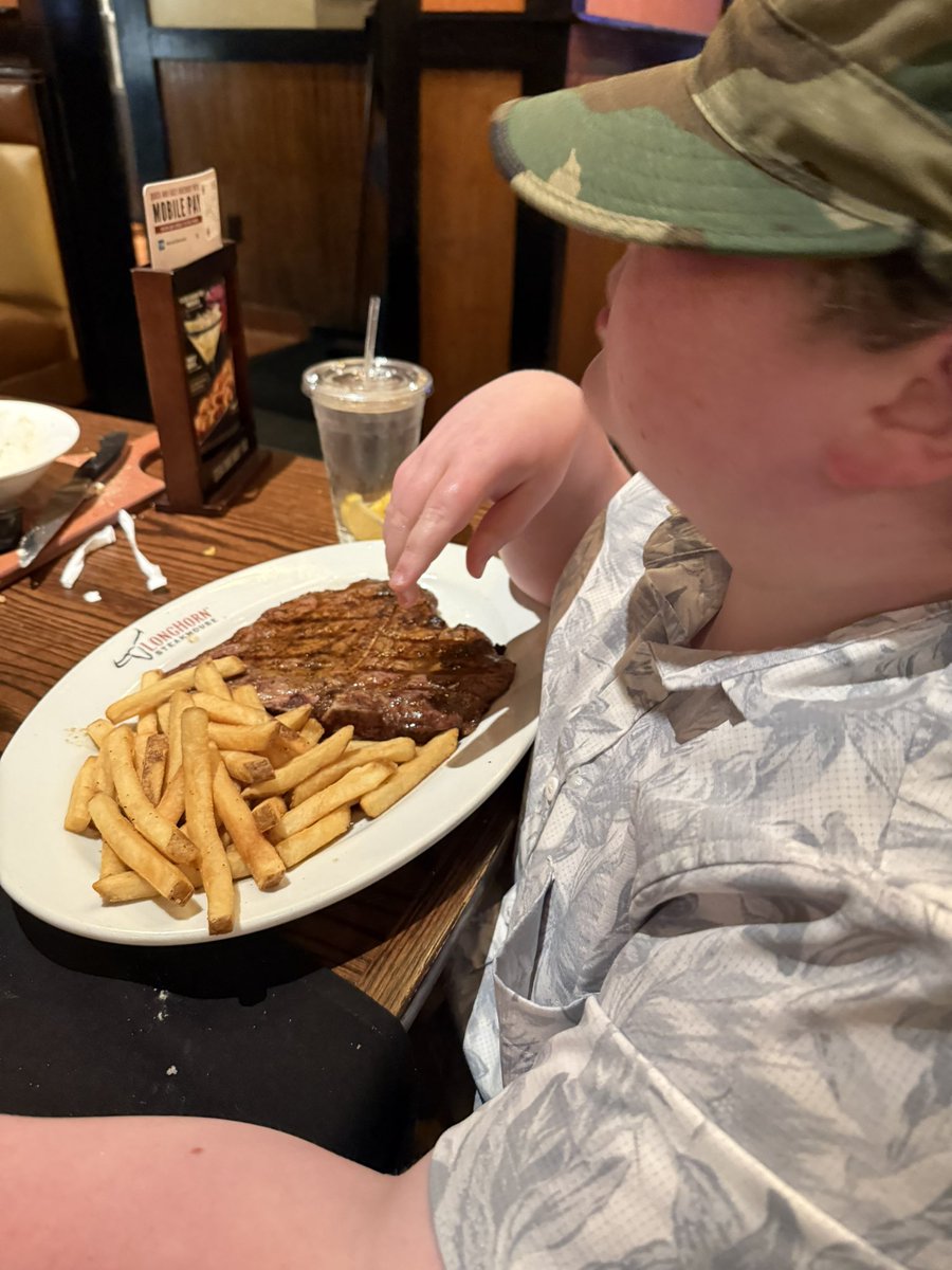 ChestnutTim's tweet image. I don’t think I ever hadda better time ! !!
The crew @ Longhorn Steakhouse last evening waiving goodbye to summer and welcoming Autumn 🍁🍂🎃