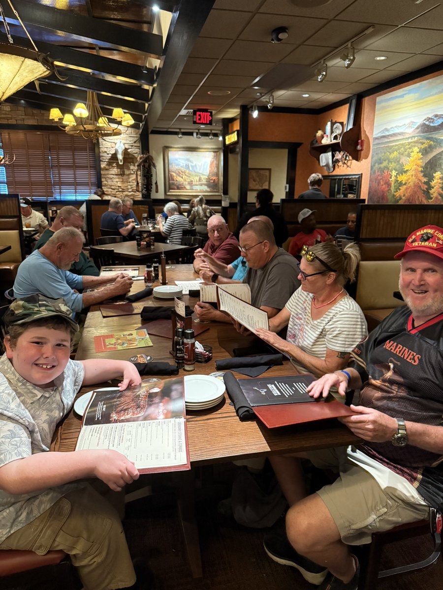 ChestnutTim's tweet image. I don’t think I ever hadda better time ! !!
The crew @ Longhorn Steakhouse last evening waiving goodbye to summer and welcoming Autumn 🍁🍂🎃