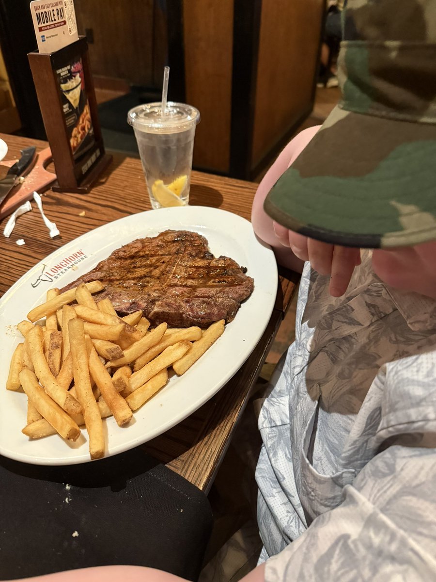 ChestnutTim's tweet image. I don’t think I ever hadda better time ! !!
The crew @ Longhorn Steakhouse last evening waiving goodbye to summer and welcoming Autumn 🍁🍂🎃