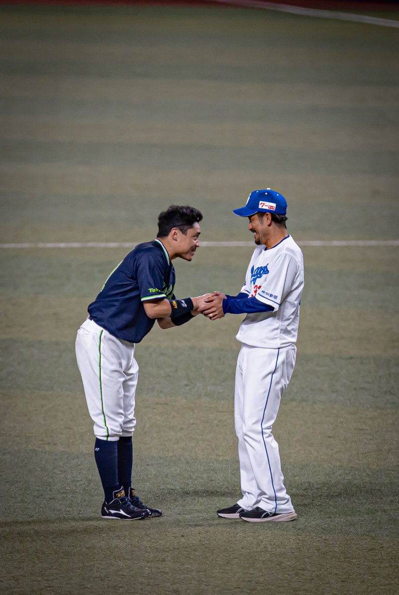 試合終了後にセンター前ヒットを打った中村選手を呼んで笑顔で握手をする祖父江投手。
最後まで真剣勝負は見ていて気持ちいいですね👍🏻

#dragons
#祖父江大輔
#swallows 
#中村悠平