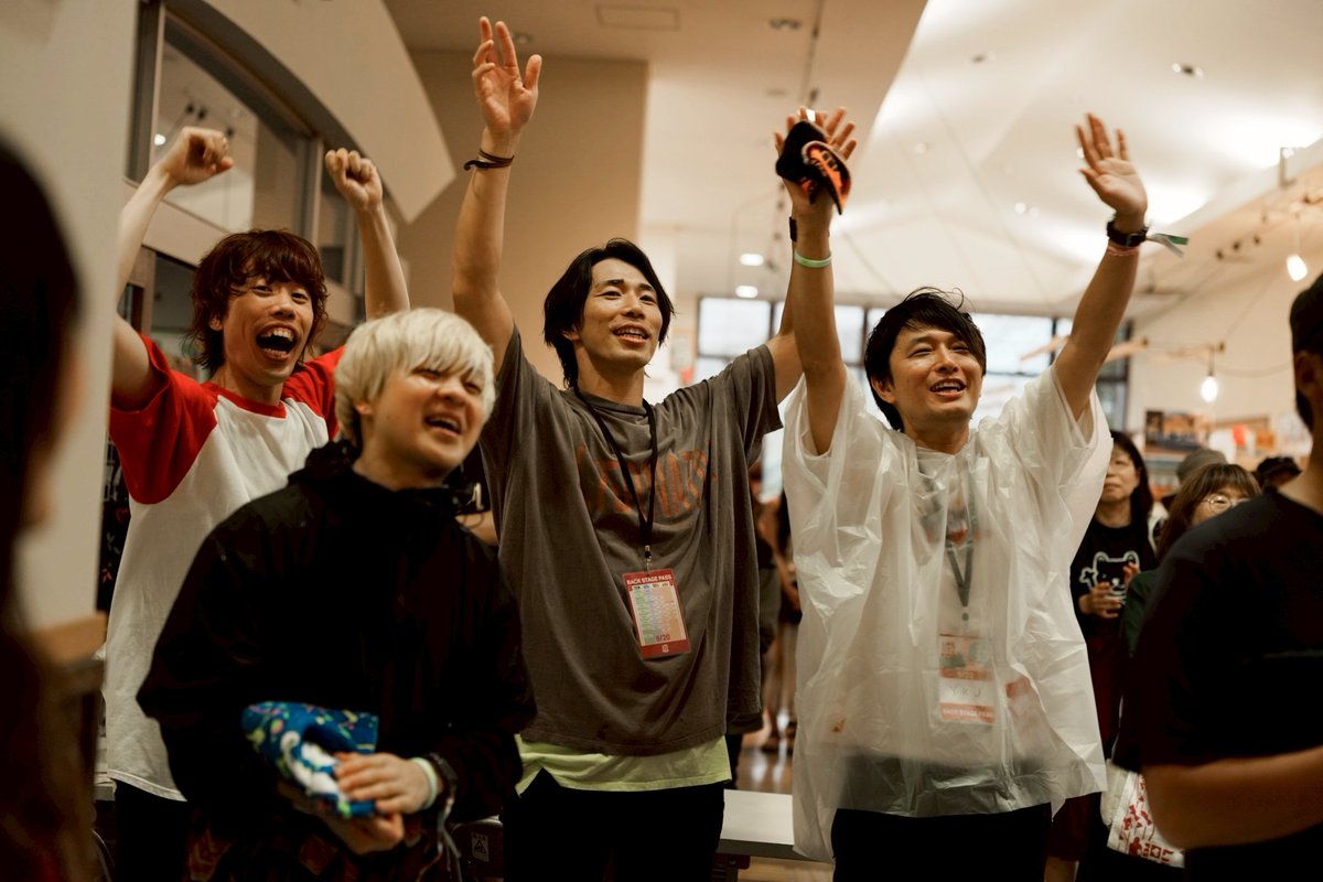 kotoneofficial's tweet photo. いわむロック1日目、終了しました。
聴いてくださった皆さん、ありがとうございました！
突然の豪雨と会場変更でパニック全開でしたが、皆さんの温かさで素敵な時間を過ごすことが出来ました。
最後のお写真は私を笑かそうとする先輩方です。
明日も楽しんでいきましょう！ https://t.co/6XvRvJ0yM9