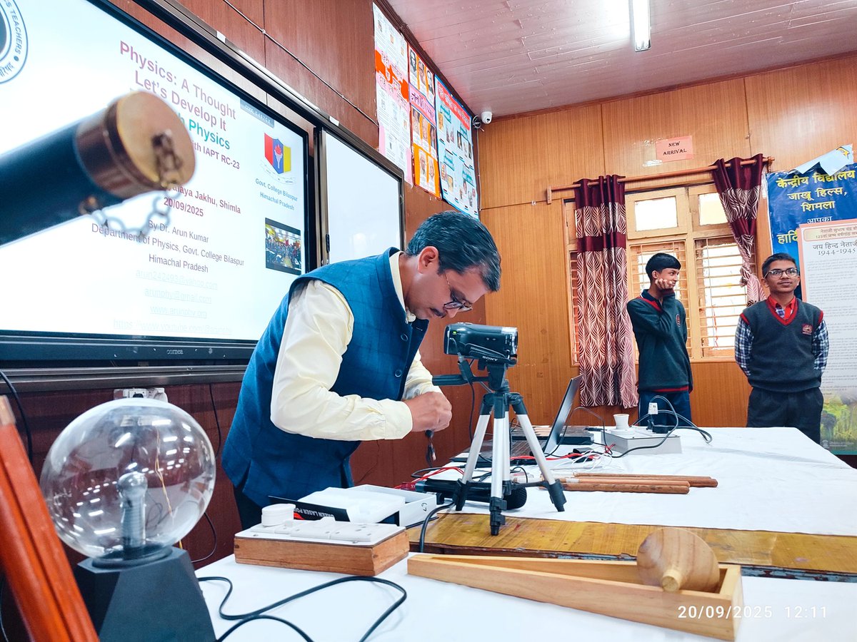 JakhooKv's tweet image. 🔬✨ Experts Talk under PM Shri Scheme ✨🔬
&quot;FUN with Physics&quot; by Dr. Arun Kumar, Asst. Prof., Degree College Bilaspur (Physics Dept., H.P.) 🎓
A lively session sparking curiosity &amp;amp; joy of learning through science. 🚀⚡
#PMShri #ExpertsTalk #FunWithPhysics #ScienceForAll