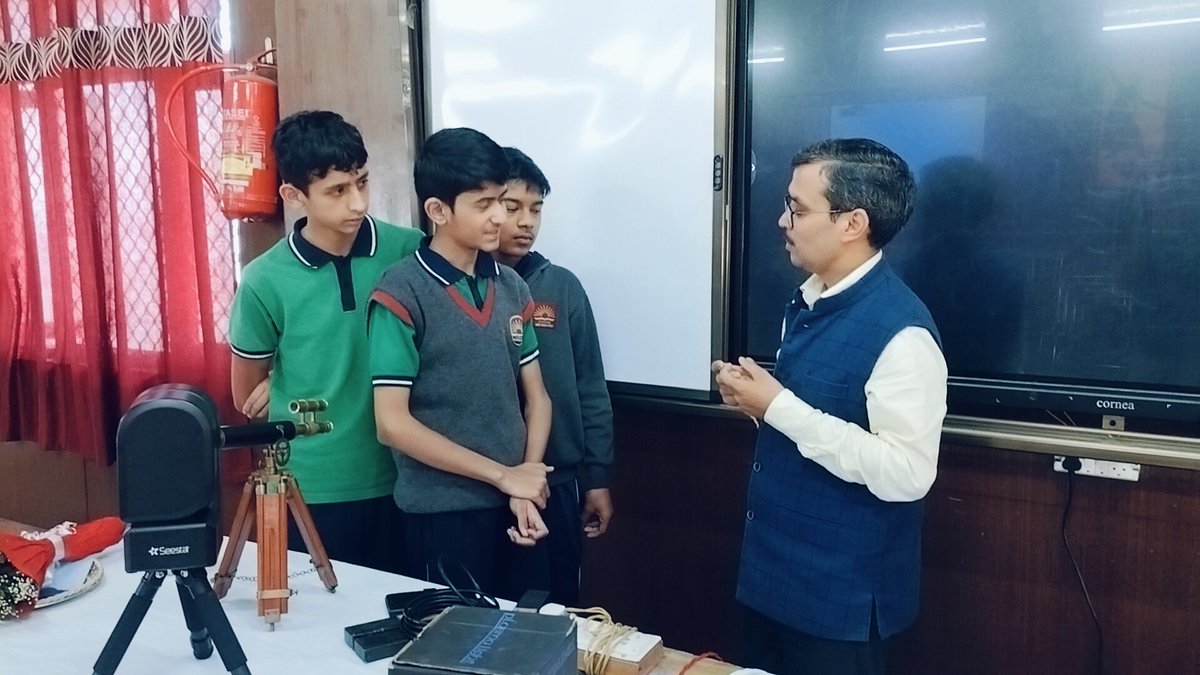 JakhooKv's tweet image. 🔬✨ Experts Talk under PM Shri Scheme ✨🔬
&quot;FUN with Physics&quot; by Dr. Arun Kumar, Asst. Prof., Degree College Bilaspur (Physics Dept., H.P.) 🎓
A lively session sparking curiosity &amp;amp; joy of learning through science. 🚀⚡
#PMShri #ExpertsTalk #FunWithPhysics #ScienceForAll
