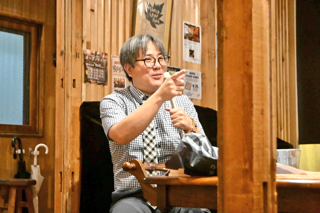 ebinamasuji's tweet photo. 本日は「祝・ようへい商店　初公開録音 inメイプルリーフクラブ」でございました♪

エビナマスジもメイプルリーフクラブ山本さんと一緒に、ゲストで出演させて頂きましたよ🎶山本さんには以前から何かシンパシーを覚えております(笑)

ようへいさんの弾むトークは本当に元気を貰えますね～😄✨その話術はめちゃくちゃ妙技！聞く人をグッと引き込んでいくあの魅力は本当に凄い。今回も勉強させて頂きました～😆

懐かしいものをご参加くださった皆さんにも持ち寄って頂きまして、出てくる一つ一つに懐かしさで大盛り上がり！気がつけば僕も立ち上がってました(笑)

懐かしいアイテムの中でグッと来たのは、16連射で有名な高橋名人を思い出すスォッチがめちゃくちゃ個人的には興奮しました。久々にチャレンジしてみると10秒間131連射でした(笑)

とっても和やかで楽しい時間はあっとゆうまに過ぎて、二週分をすぐ録り終えてしまいましたね😂

ご来場頂いたリスナーの皆さん、そしてようへいさん、ディレクター山本さん、メイプルリーフクラブ山本さん＆奥さん、ありがとうございました✨

楽しかったです～😂✨
しゃかりき！ようへい商店🎵

#ようへい商店
#stvradio 
#エビナマスジ