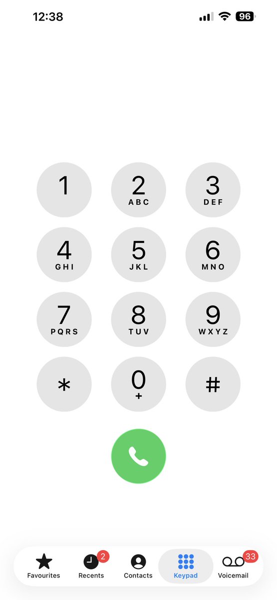 SamEllis9191's tweet photo. Why isn’t the dial pads Liquid Glass. Why hasn’t this changed  #Apple #iOS26 @tim_cook @Apple https://t.co/pgU1nkfJJk