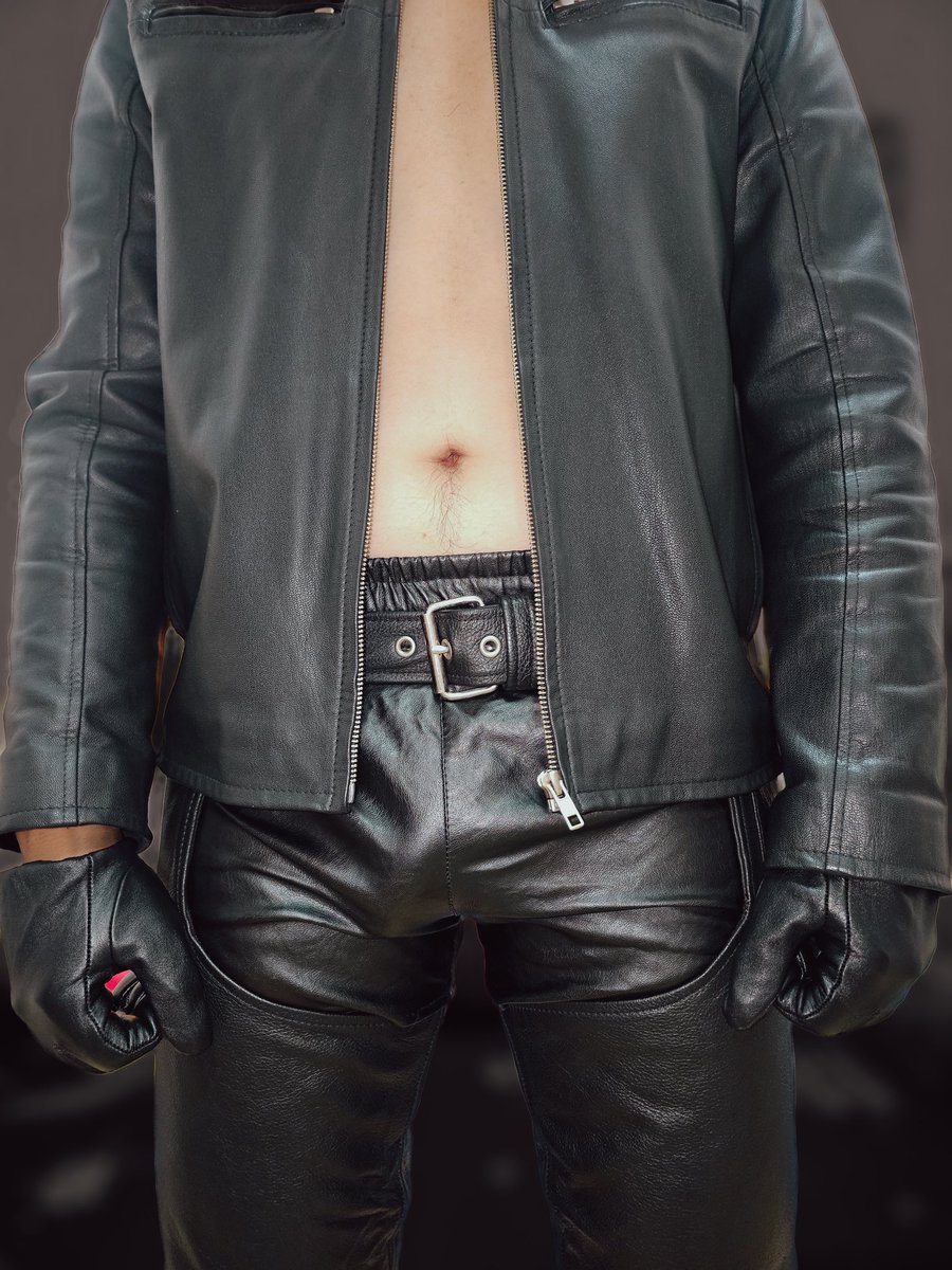 LTalone00's tweet image. รับได้มั้ย ถ้าใส่ชุดหนังในชีวิตประจำวัน ชุดเที่ยว ชุดทำงาน ชุดอยู่บ้าน ชุดนอน ชุดหนังหมด