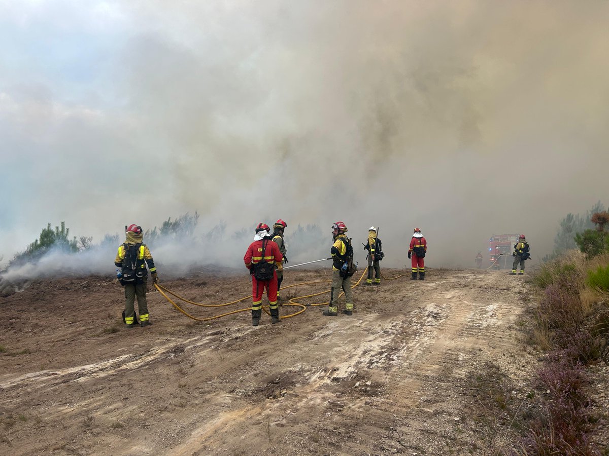 UMEgob's tweet image. Sumamos esfuerzos, multiplicamos resultados 💪
Trabajamos de forma conjunta en el #IFPombeiroPantón con los compañeros de la @BMarroxo, apoyados por descargas de retardante de los medios aéreos 🛩️
#Compromiso #Servicio #Humildad