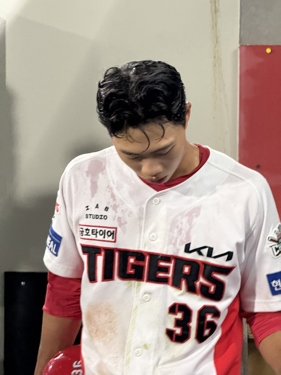 오늘 선발 출장해 공수 활약한 루키 박재현✨
경기 끝난 후 선배들의 축하로 조금 촉촉해졌습니다🐯