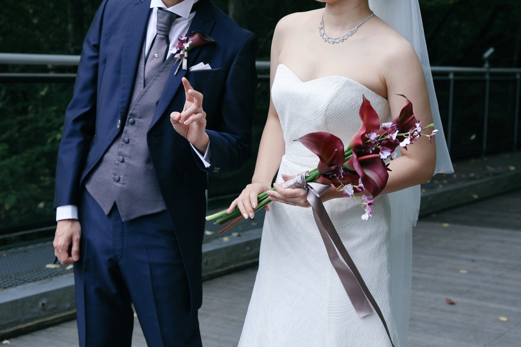無事に結婚式おわりました～✨
カメラマンのデータは後日なんだけど
友達が撮ってくれたブーケの写真好き✨
教会もだけど何かやっぱりV系好き伝わる？
シルエット写真も届くの楽しみやわ～👍️