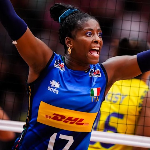 Temmzvolley's tweet photo. Dünya Şampiyonası'nda bireysel ödül almamasıyla ilgili 🇮🇹Myriam Sylla;

"Dürüst olayım bu beni şaşırttı. Özellikle son iki maçım yüzünden; çünkü ondan önce pek bir şey yapmamıştım ve istatistikler sonuçta önemli. 

Ama ödül verilen smaçörlere bakınca ne diyebilirsin ki? 🇧🇷Gabi, arkadaşlar, durdurulamaz biri — ve 🇯🇵Ishikawa da olağanüstüydü. Onlar için mutluyum, özellikle Mayu için; çünkü ben Japonları çok seviyorum. Normalin ötesinde bir şey yaptılar: kendilerinden iki kat daha uzun, daha iri ve daha güçlü oyuncularla aynı seviyede oynadılar.”

(Sportweeek)