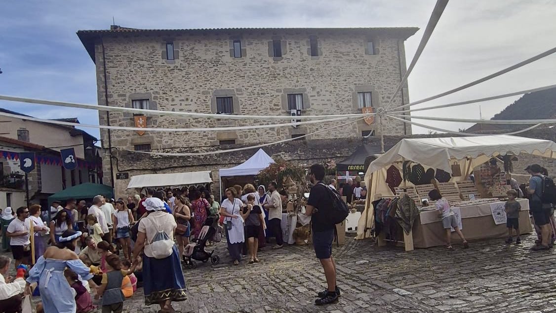 PPalaveses's tweet image. ⚔️ #Artziniega viaja al pasado con su Mercado de Antaño.

🙌Historia, tradición y ambiente único que se mantiene gracias a sus vecinos.

@PopularesAyala @MiguelGarnica_ @guillesaezviana @luismarisautu Montse Canive 

#Álava #Ayala #OrgulloAlavés