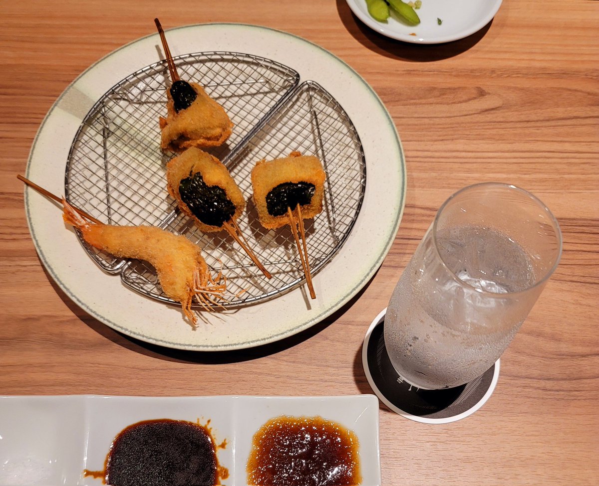 may6868's tweet photo. 茄子の1本��げ、天使のえび、肉詰めピーマン&amp;ピーチサワー。
パン粉が細かいから油くどくなくて、美味しいです。
いくらでも食べられる😊 https://t.co/vuRZwYFISw