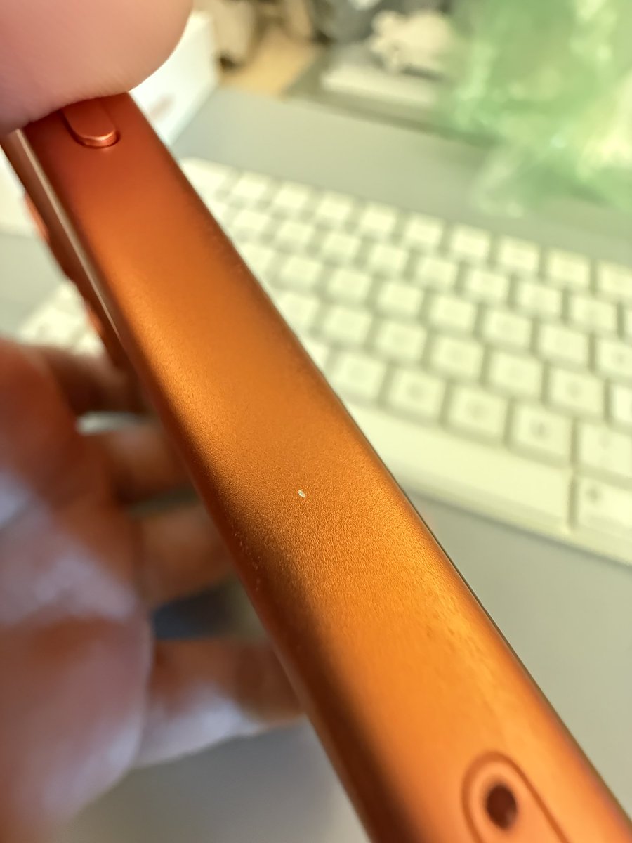 aldyei's tweet photo. Just got the new iPhone 17, and it already has a scratch! 😡 Super disappointing. If this aluminum scratches so easily, I’m worried it’ll start showing the metal underneath. Apple, this isn’t what I expected from a premium product! #iPhone17 #iPhone17Pro #Apple https://t.co/VnPQVBVtjg