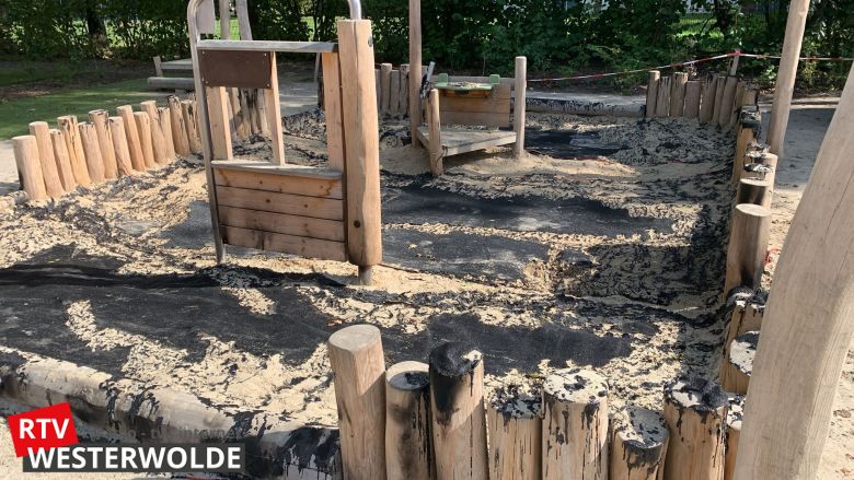 Brand in zandbakken bij scholen in Vlagtwedde