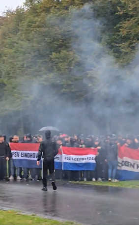 Groepen van o.a. #PSV, #HelmondSport #RKC #Ado #Cambuur  #Volendam #Feyenoord #AZ #Twente aanwezig bij de demonstratie van 'Rechts Nederland', en dat gaat prima! 

Heel Nederland is er klaar mee🇳🇱🇳🇱🇳🇱! #Malieveld #elsrechts