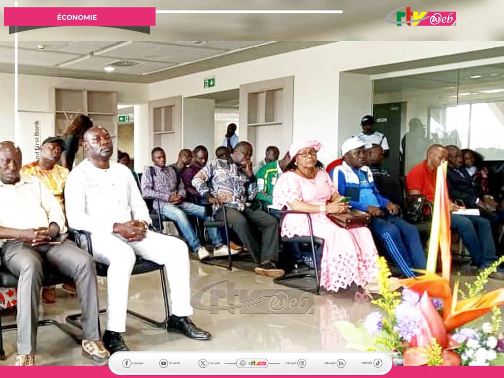 CRTV_web's tweet photo. C’est au cours d’un atelier organisé dans le cadre de l'édition 2025 du Festival banane-plantain. Le Directeur Général de la BVMAC, Louis Banga Ntolo, répond aux questions des participants.
#FBPC
#FestivalBananePlantain2025 https://t.co/SK2K10ogYU