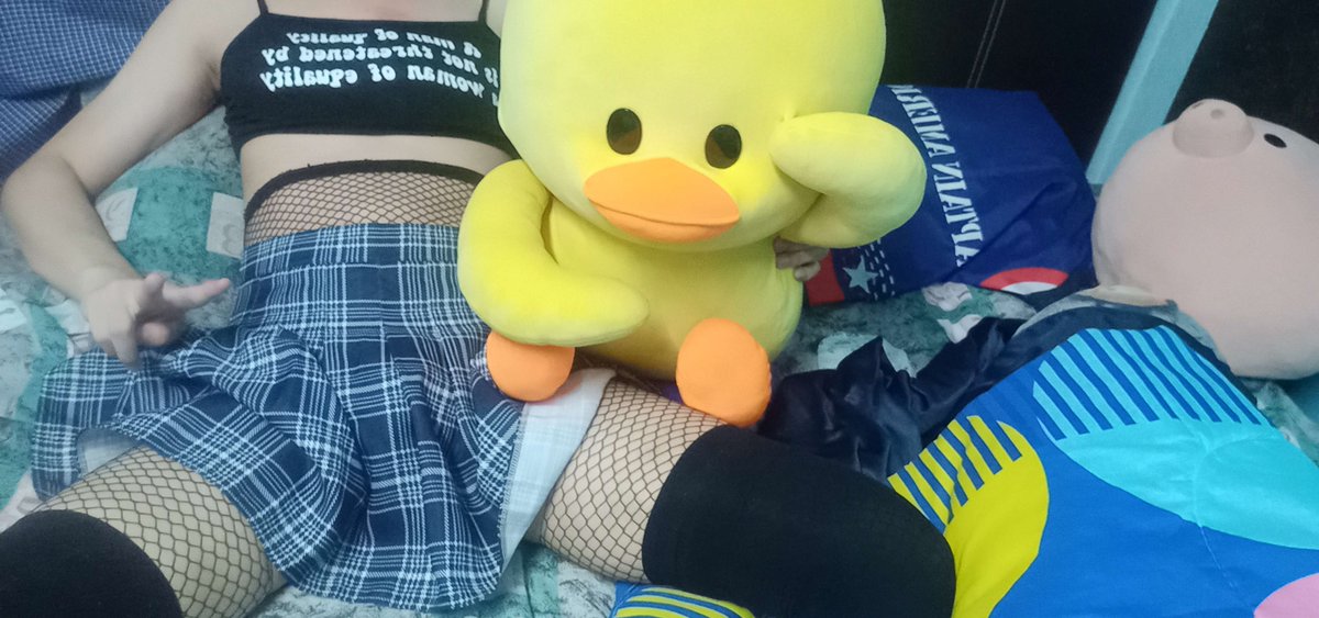 Augieowo's tweet photo. 『抱着鸭鸭の小M』
今天的我，和鸭鸭一起营业啦～🦆 网袜+过膝袜，是不是有点小心机？😘

#男の娘 #伪娘 #伪娘丝袜 #伪娘网袜 #伪娘骚货 #伪娘勾引 #伪娘日常 #伪娘cd #男娘cd #男娘 #美腿丝袜 #腿控福利 #穿搭 #JK裙子 #胖次 #Femboy #Feminine #LGBTQIA #Kawaii https://t.co/XOnR3A2mkp