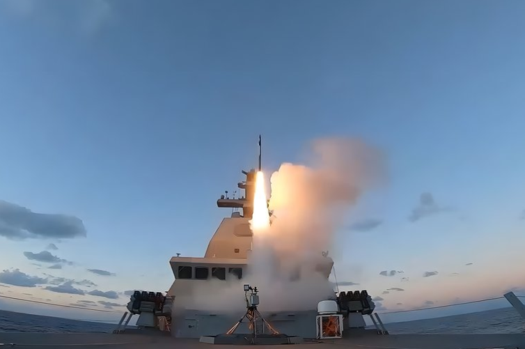 DefenseLrca's tweet photo. Defendendo a frota: defesa aérea naval na era dos drones
#Marinha #frota #drone #defesa #ArtilhariaAntiaérea #laser #Rafael #CDome #UAS #USV #NavalIronBeam
https://t.co/DRBuAMcH6f https://t.co/5ahrFqTjRb
