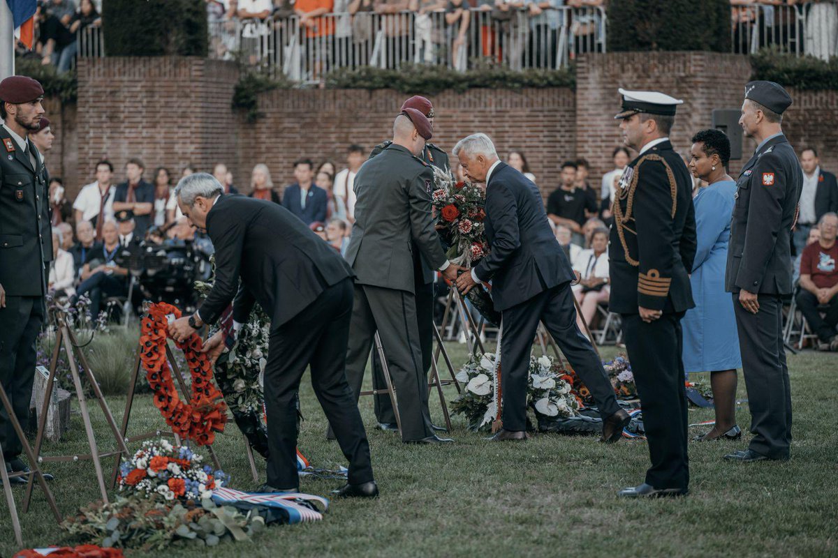 8️⃣1️⃣ROCZNICA OPERACJI MARKET-GARDEN
- 
W 🇳🇱trwają uroczystości upamiętniające polskich, brytyjskich i amerykańskich żołnierzy 🇵🇱🇬🇧🇺🇲 którzy 81 lat temu wzięli udział w Operacji „Market Garden". W weekendowych obchodach uczestniczy reprezentujący wicepremiera W. <a href="/KosiniakKamysz/">Władysław Kosiniak-Kamysz</a>