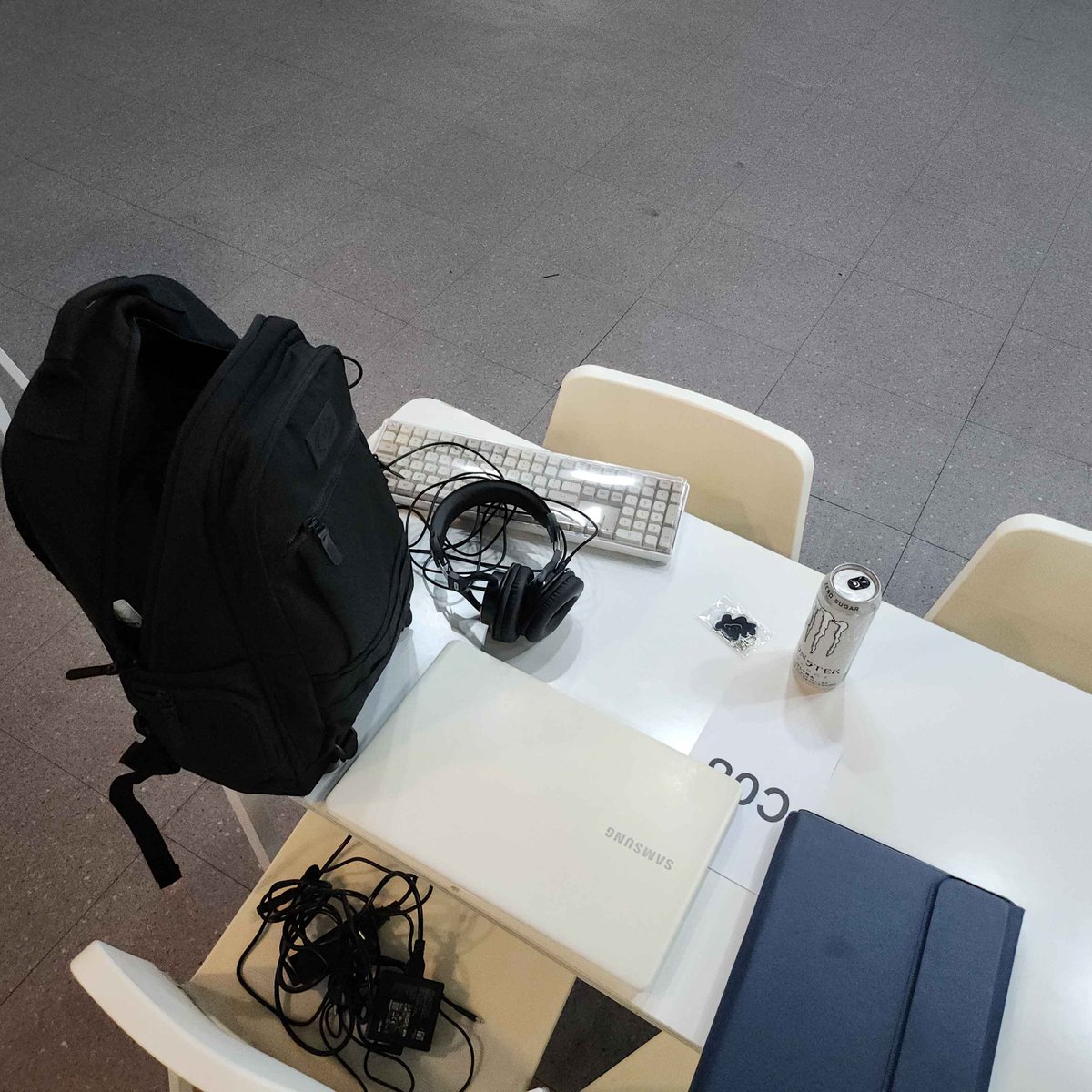 무사히 서울게임타운에서 크리스머스마 전시를 마쳤네요.
생각보다 사람들이 엄청 많이 찾아오셔서 재밌게 만담도 나누고, 제 게임 트레일러가 대문짝하게 걸린걸 보니 기분 얼레리꼴레리 했습니다. 근데 저 되게 부끄럼쟁이라 여러분 플레이 하는 모습은 못찍은거 있죠 미안
놀러와주셔서 고마워요 !!