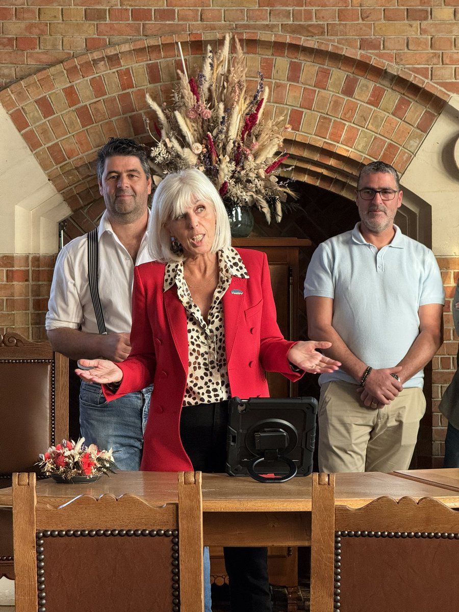 brigitte_liso's tweet photo. Heureuse d'avoir accueilli, aux côtés du Maire Eric Vanstaen, les nouveaux habitants de #Comines 🤝
Après un mot de bienvenue et la projection d’une vidéo de présentation, petite balade en petit train à la découverte de la ville.
Cette cérémonie reste un moment privilégié pour permettre aux nouveaux arrivants de faire connaissance et de se familiariser avec la vie cominoise.