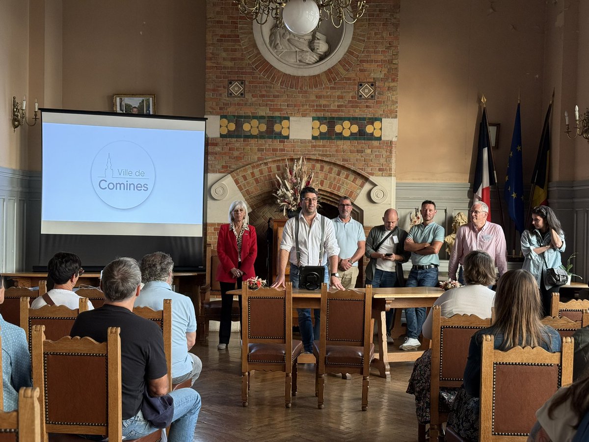 brigitte_liso's tweet photo. Heureuse d'avoir accueilli, aux côtés du Maire Eric Vanstaen, les nouveaux habitants de #Comines 🤝
Après un mot de bienvenue et la projection d’une vidéo de présentation, petite balade en petit train à la découverte de la ville.
Cette cérémonie reste un moment privilégié pour permettre aux nouveaux arrivants de faire connaissance et de se familiariser avec la vie cominoise.