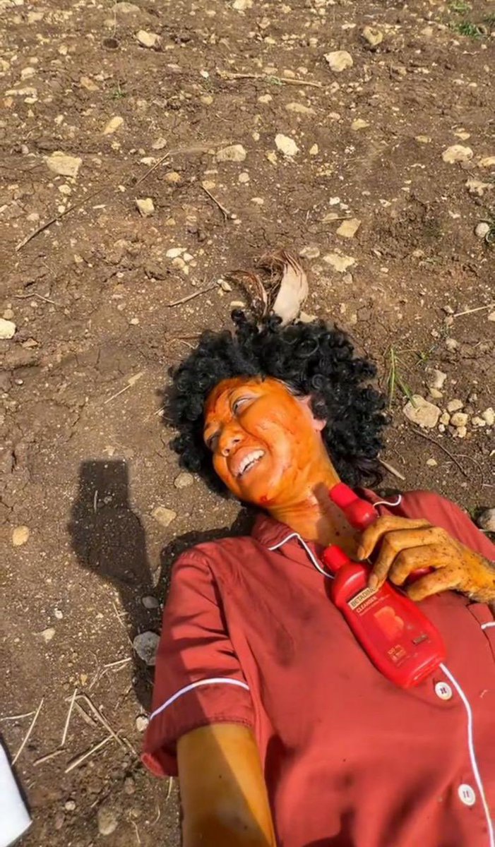 afrkml's tweet image. Kocak sih mba2 manusia marinasi satu ini! 😭
Jadi banyak yg nanya tuh, emg boleh betadine buat marinasi sebadan gini?

Emg bener bisa ngatasin jerawat punggung, ketombe, bau badan, bau kaki? Klo iritasi gimane?

Oke tenang haha, aku bantu jelasin si Povidone-iodine 7,5% ini yak!