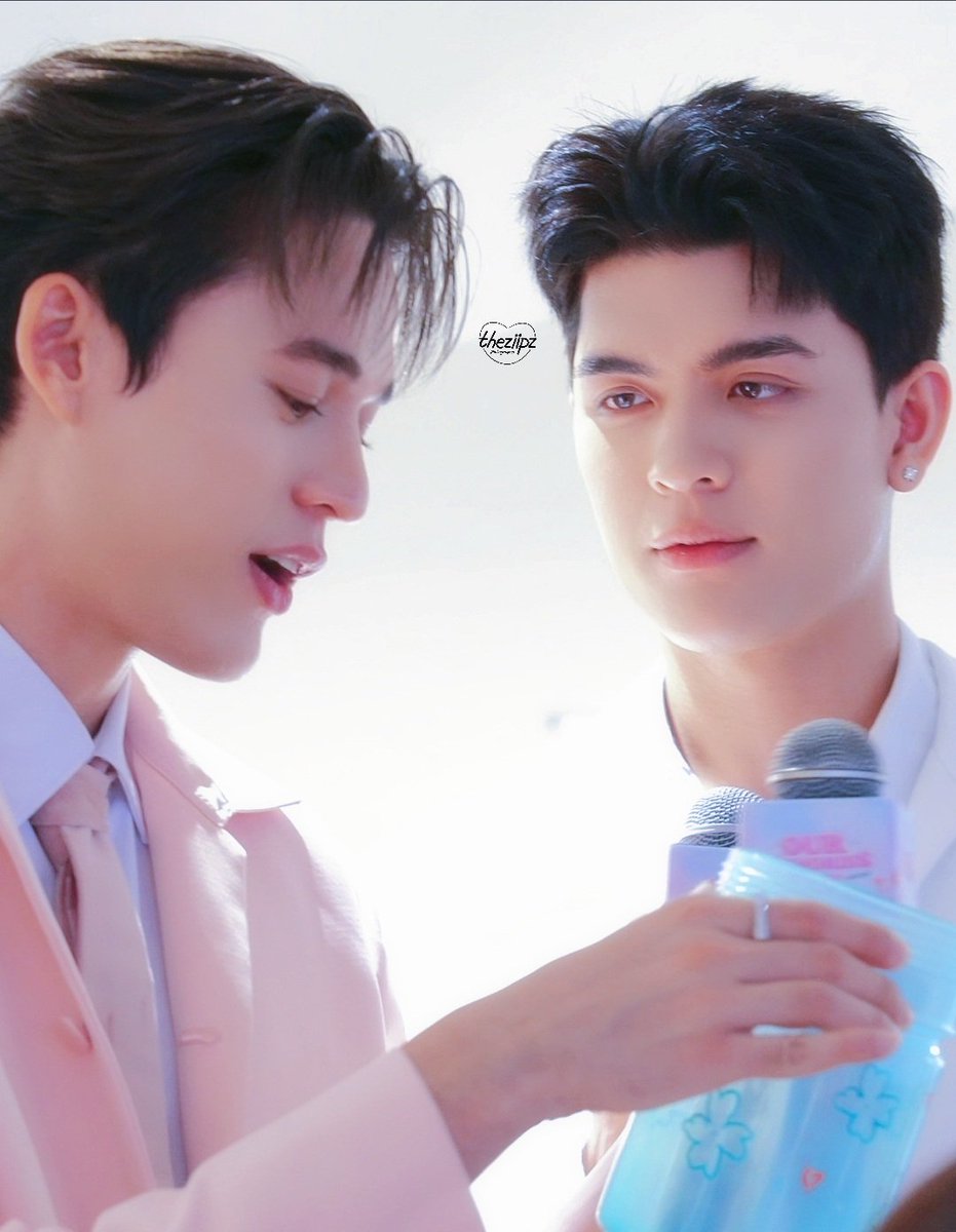 theziipz's tweet image. I’ve always wondered what goes through his mind when he looks at him ʕ·ᴥ·˵　ʔ

#JossGawin #จอสกวิน