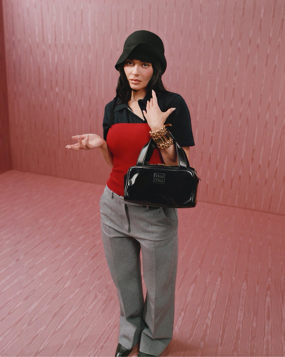 All in studio トップス miumiu Lotta Volkova ミュウミュウ 2025年秋冬コレクションは、ポートレートが持つ力と