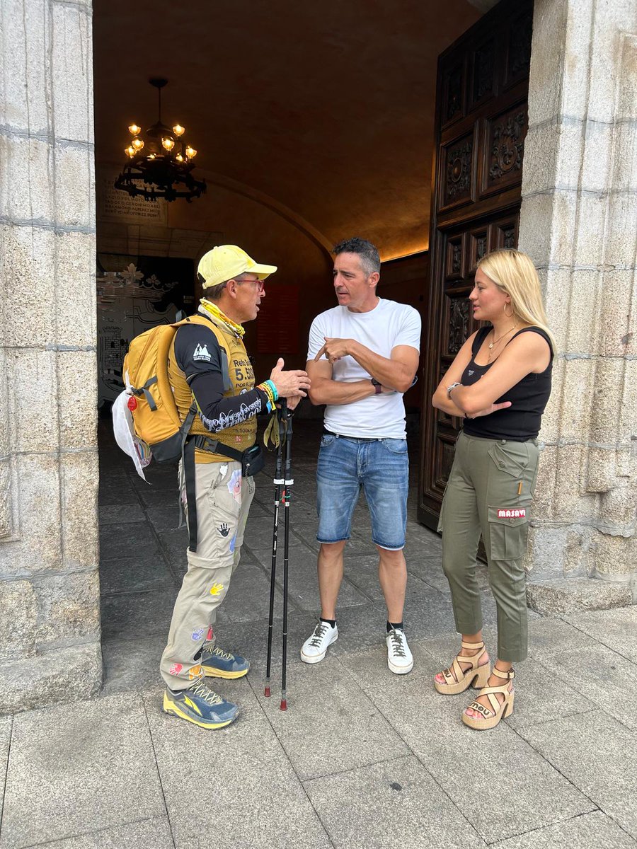 Alexandra Rivas y Roberto Mendo han recibido en el Ayuntamiento a José Antonio Nieto, que ha traído a #Ponferrada su reto "5.500km por una sonrisa" para visibilizar el cáncer infantil🫂
Cada día, José Antonio completa una maratón💪🏼Mucho ánimo y enhorabuena por esta buena causa👏🏼