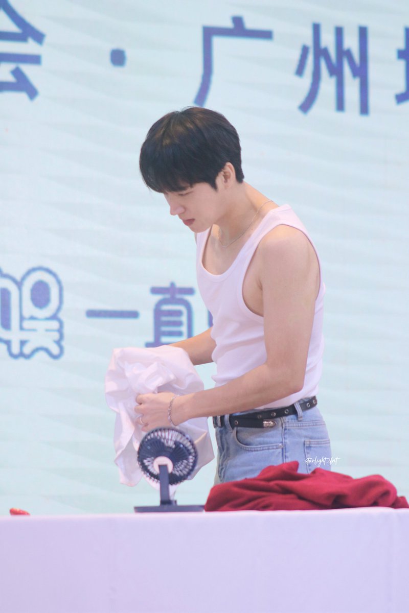 namugeuriwo's tweet photo. How is this even the same person? Nam Woohyun’s duality is absolutely insane…🫠🫠🫠 https://t.co/cowmm7HkEH