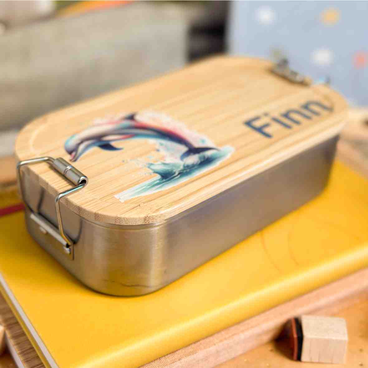 tradingoptions2's tweet photo. 🐬 Nachhaltig &amp; einzigartig:
Unsere Edelstahl-Brotdose mit Bambusdeckel wird mit deinem Wunschnamen &amp; süßem Delfin-Motiv zum persönlichen Highlight 💙
👉 Perfekt für #Schulstart &amp; #Kindergarten
🔗 https://t.co/UU3XKUCSZ0 https://t.co/pXN6UiYETF