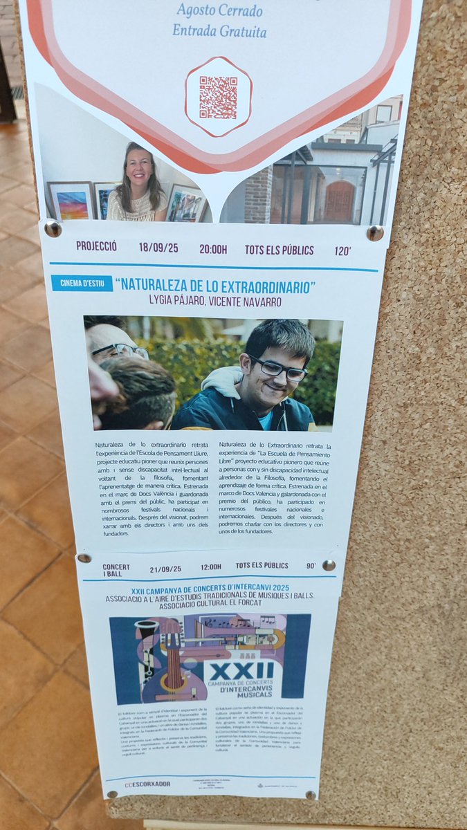 Queremos agradecer al Centre Cultural L' Escorxador del  Cabanyal (Valencia) por su amabilidad e interés en compartir con el barrio el documental sobre nuestra EPL. 
Cine de verano... conversaciones... Gente buena...
