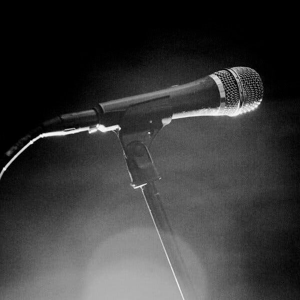 Tijdens de Algemene Politieke Beschouwingen koos Wilders voor een eenvoudige techniek: hij noemde steden waar een azc staat. Elke plaatsnaam raakte een snaar. Mensen in die steden wisten meteen waar het over ging: discussies in de buurt, zorgen over veiligheid, spanningen rond