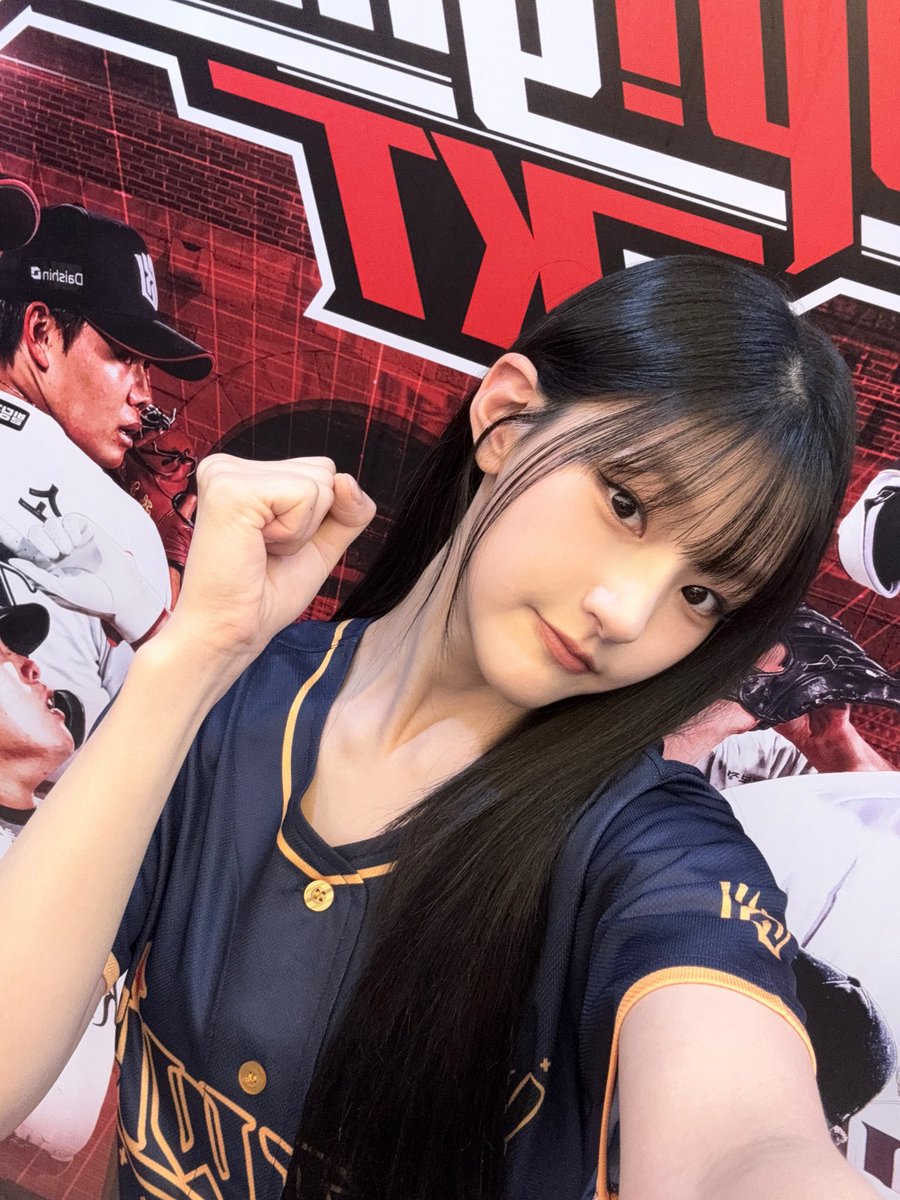 [📸] 250920 kt wiz 시구

수원 연고지 팀에서 시구하고 승요까지🧚
kt wiz의 승리를 하늘이도 응원합니다⚾️

#KISSOFLIFE #키스오브라이프 #KIOF 
#HANEUL #하늘