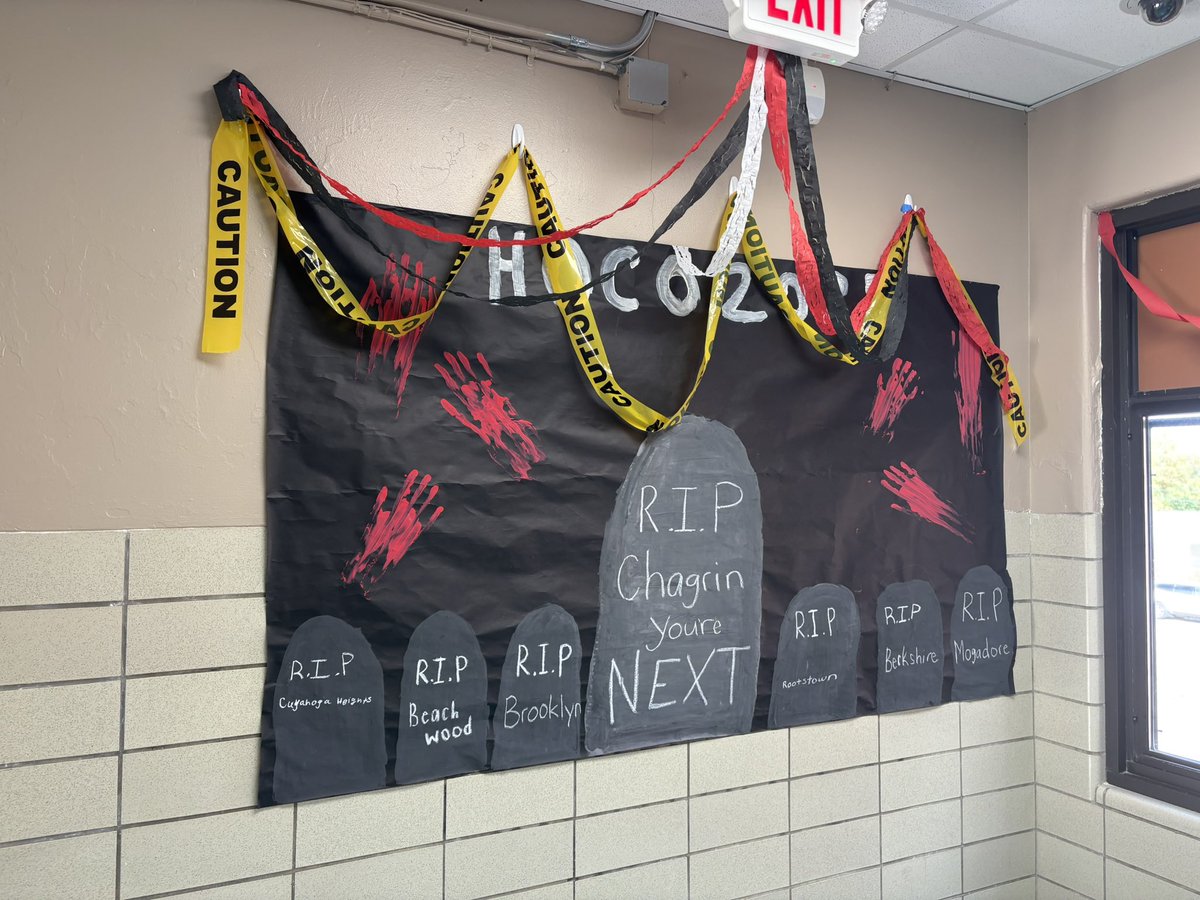 RedGreyCouncil's tweet photo. Hallway decorating! https://t.co/5GtWyolqfH
