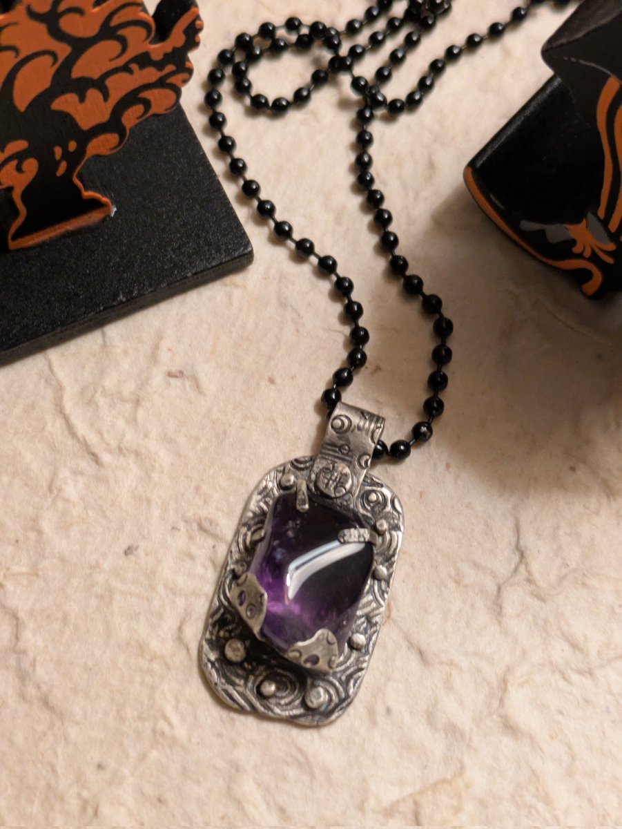 tamanya70140551's tweet image. 美しい💜🤍のバイカラーのアメジストでペンダントを作りました。いびつな石なので台を作るのに四苦八苦。
#handmadejewelry #amethyst #repurposed
