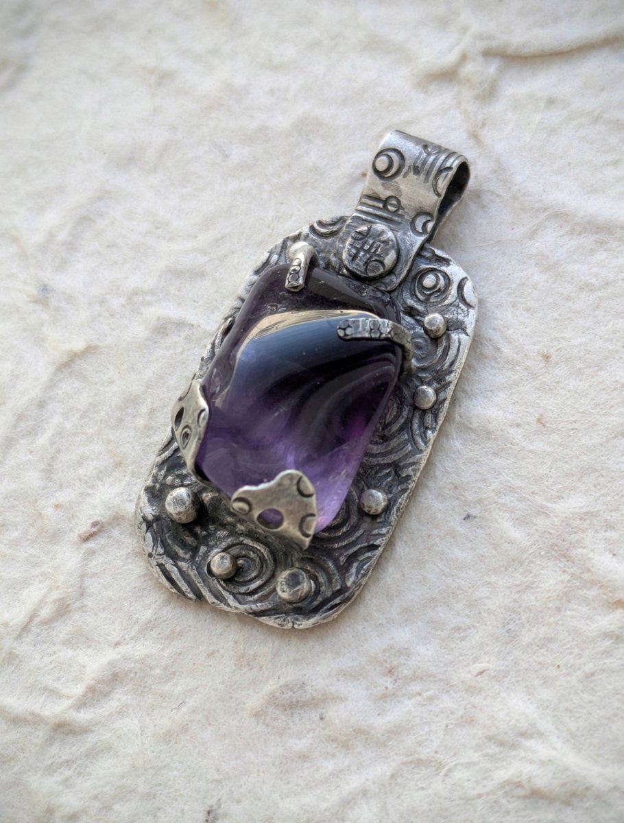 tamanya70140551's tweet image. 美しい💜🤍のバイカラーのアメジストでペンダントを作りました。いびつな石なので台を作るのに四苦八苦。
#handmadejewelry #amethyst #repurposed