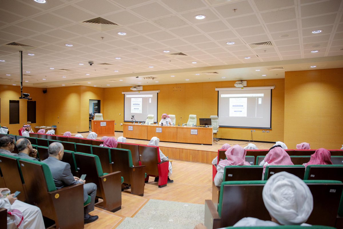QassimUniv1's tweet image. نظمت كلية الشريعة بـ #جامعة_القصيم أولى جلسات برنامج «البناء الأكاديمي للأستاذ الجامعي»، بهدف تزويد أعضاء هيئة التدريس بالتحديثات الأكاديمية والإدارية، وتعزيز بيئة العمل التعاونية وتنمية المهارات التدريسية وفق متطلبات الجودة والاعتماد الأكاديمي.