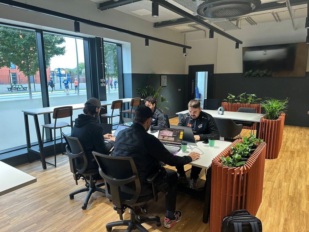 🍊🏒 Thanks to <a href="/foodfusion2015/">Food Fusion Nutrition</a> who allowed our coaches to work out of their offices this morning at the Steel City Stadium ahead of today’s game in Nottingham. 

#SteelersHockey