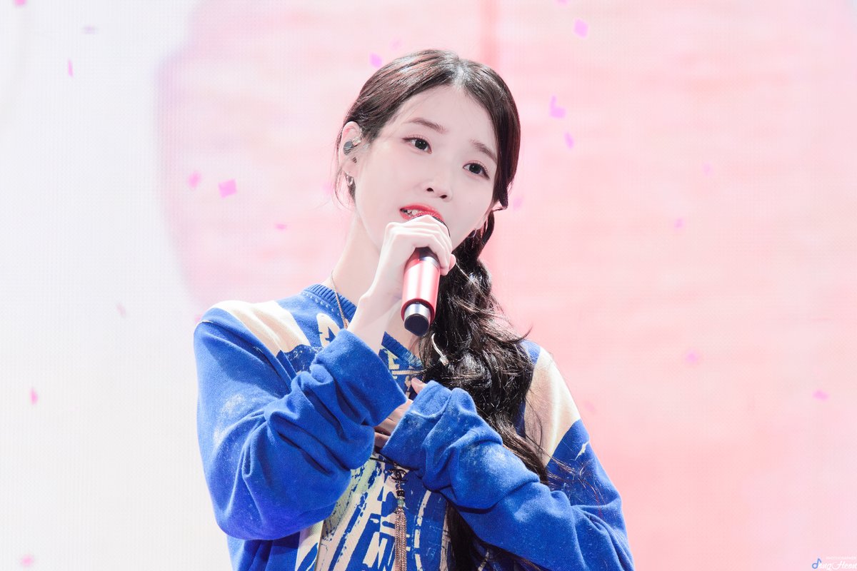 JongHeon_IU0516's tweet photo. 250914 아이유 FAN MEET-UP [Bye, Summer] 일요일 Part.6

감히 이 마음만은 주름도 없이
여기 반짝 살아있어요
영영 살아있어요

#아이유 #IU 
#IU_FAN_MEETUP #ByeSummer https://t.co/qEOdhLCAKg