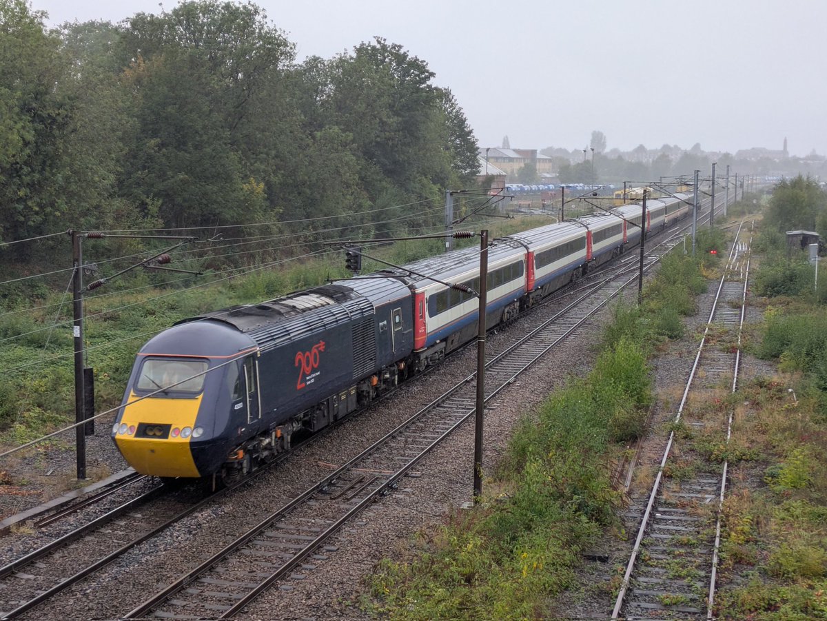 SteelCityDog_'s tweet image. 43159 "Rio Warrior" and 43060 head up to Heaton T&amp;amp;RSMD via the York Avoiding Line.

I do note the covered nameplate... Wonder what 060 is gonna be named? #HighSpeedTrain #Class43 #125Group 

@125Group