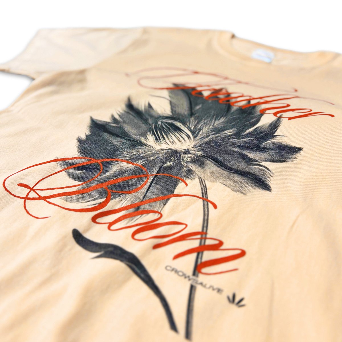 CrowsAlive New Single "FeatherBloom" Out Now (@crowsa_official) on Twitter photo ・FEATHERBLOOM BLOSSOM TEE
FeatherBloom 2025年度デザイン。
デザインが際立つNaturalや、一点物のディストレス加工されたSumiが特徴的。
Colour: Sumi | Natural
Size: M | L | XL
Price: ¥5,000(Sumi) | ¥4,500(Natural)
Design <a href="/Kenta_CrowsA/">Kenta_CrowsAlive</a> , Haruka Fujita
#CrowsAlive
#FeatherBloom ・FEATHERBLOOM BLOSSOM TEE
FeatherBloom 2025年度デザイン。
デザインが際立つNaturalや、一点物のディストレス加工されたSumiが特徴的。
Colour: Sumi | Natural
Size: M | L | XL
Price: ¥5,000(Sumi) | ¥4,500(Natural)
Design <a href="/Kenta_CrowsA/">Kenta_CrowsAlive</a> , Haruka Fujita
#CrowsAlive
#FeatherBloom